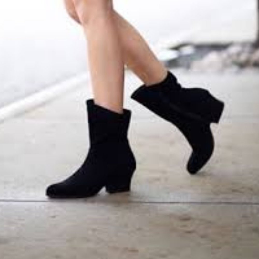 New L'amour des Pieds Jarrah black suede US6.5